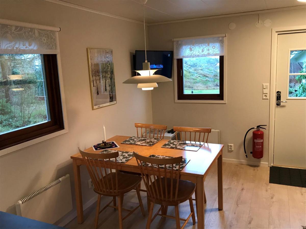Stuga I Naturskoent Omrade Pa Vaestra Tjoern Saby Exterior foto