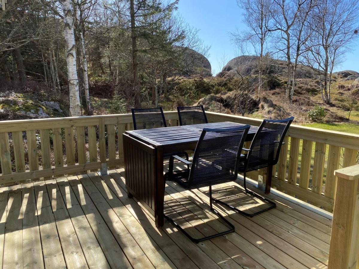 Stuga I Naturskoent Omrade Pa Vaestra Tjoern Saby Exterior foto